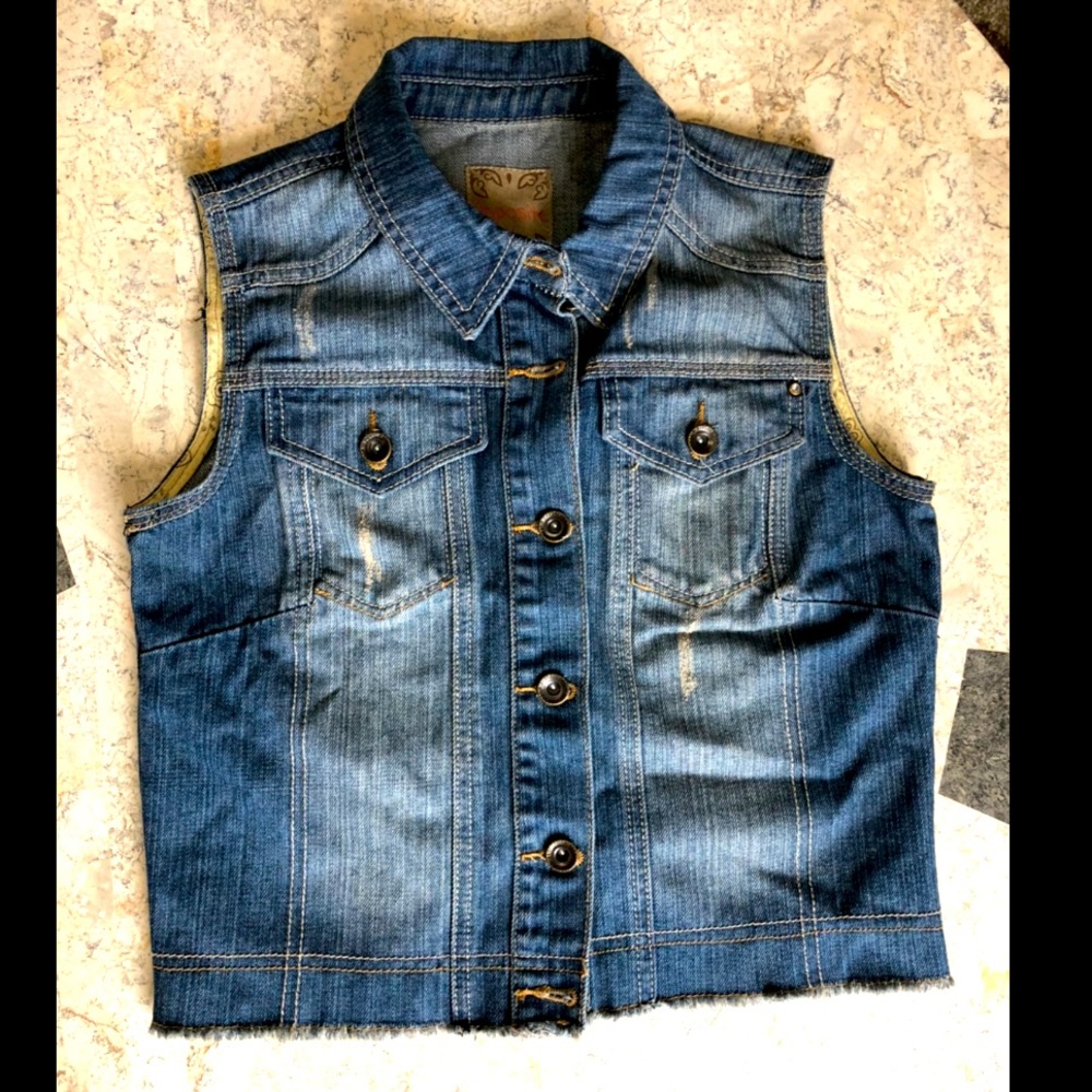 Distressed Denim Vest 🫶🏼